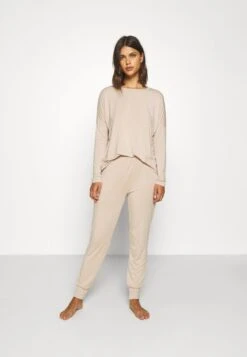 Anna Field -Anna Field 2e9f17785f594a4783b44373bf783864